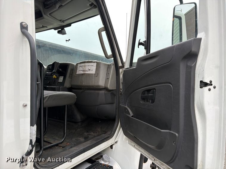 image for item FB7972 2015 International 4300 box truck