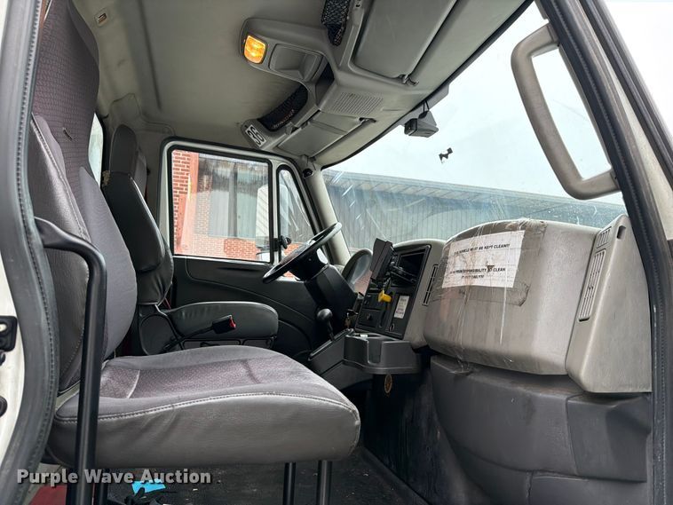 image for item FB7972 2015 International 4300 box truck