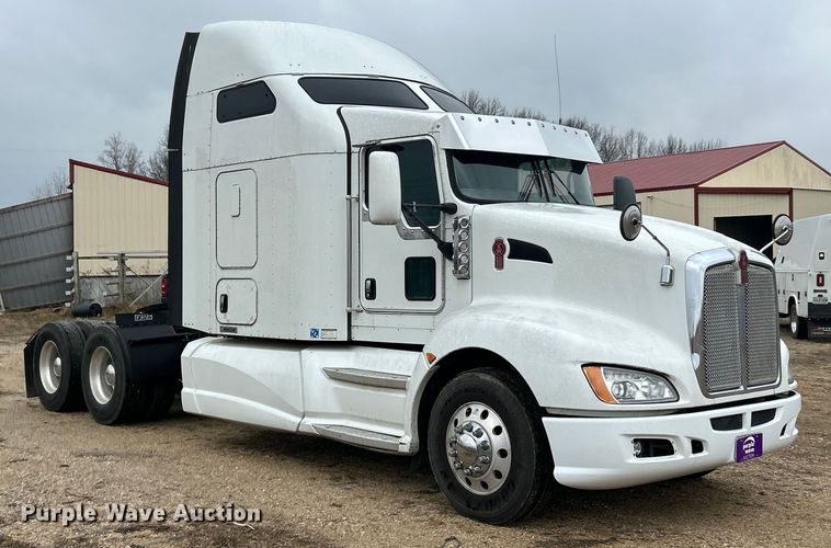 image for item FC5040 2013 Kenworth T660 semi truck