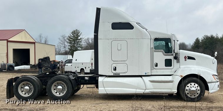image for item FC5040 2013 Kenworth T660 semi truck