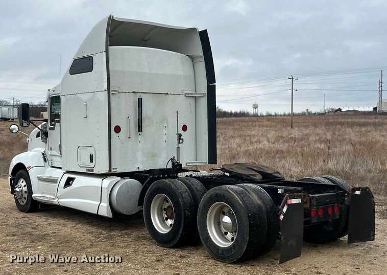 image for item FC5040 2013 Kenworth T660 semi truck