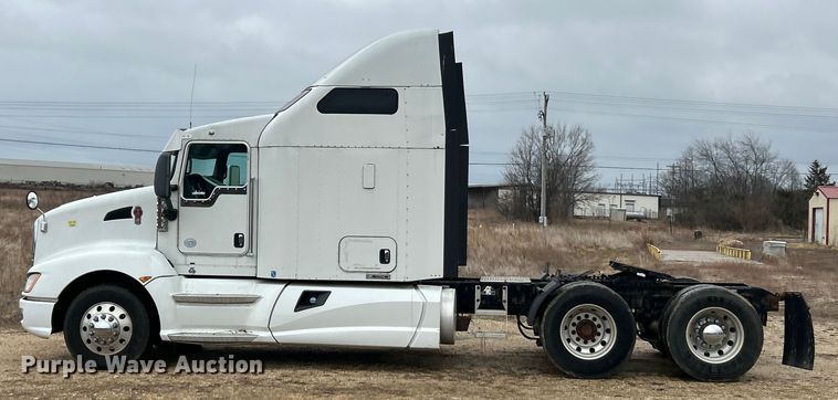 image for item FC5040 2013 Kenworth T660 semi truck