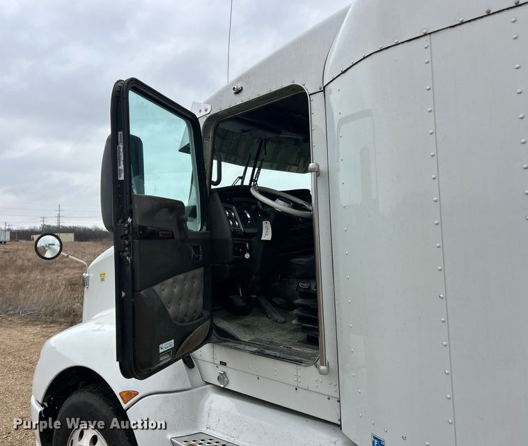image for item FC5040 2013 Kenworth T660 semi truck
