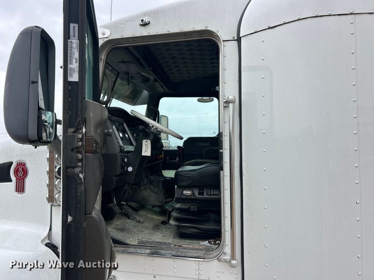 image for item FC5040 2013 Kenworth T660 semi truck