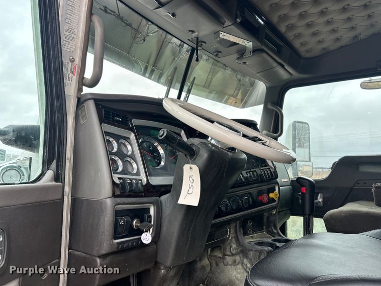 image for item FC5040 2013 Kenworth T660 semi truck