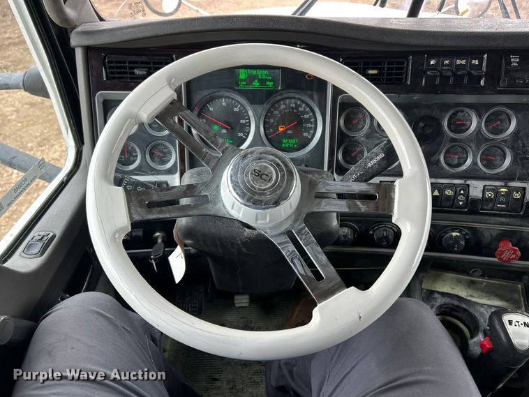 image for item FC5040 2013 Kenworth T660 semi truck