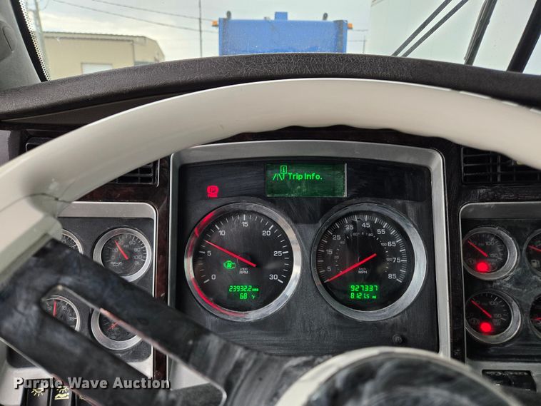 image for item FC5040 2013 Kenworth T660 semi truck