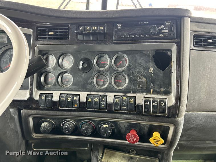 image for item FC5040 2013 Kenworth T660 semi truck