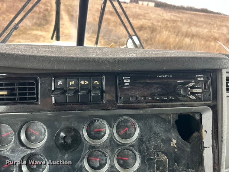 image for item FC5040 2013 Kenworth T660 semi truck