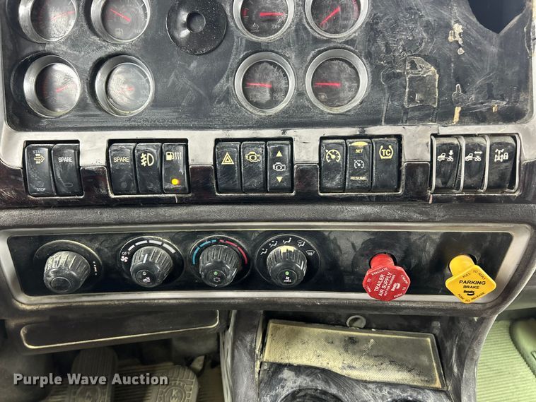 image for item FC5040 2013 Kenworth T660 semi truck