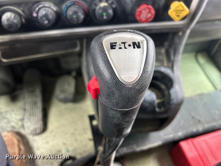 image for item FC5040 2013 Kenworth T660 semi truck