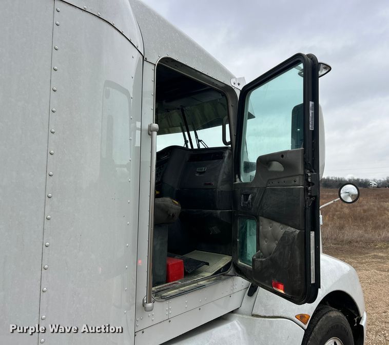 image for item FC5040 2013 Kenworth T660 semi truck