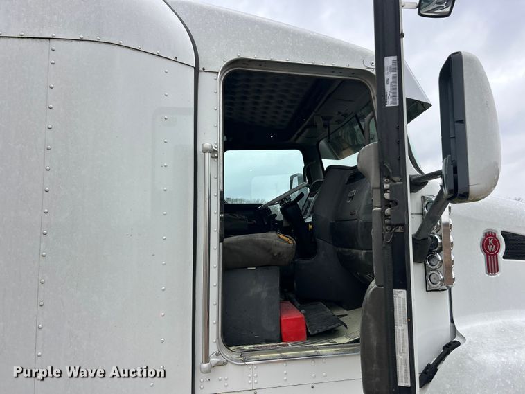 image for item FC5040 2013 Kenworth T660 semi truck