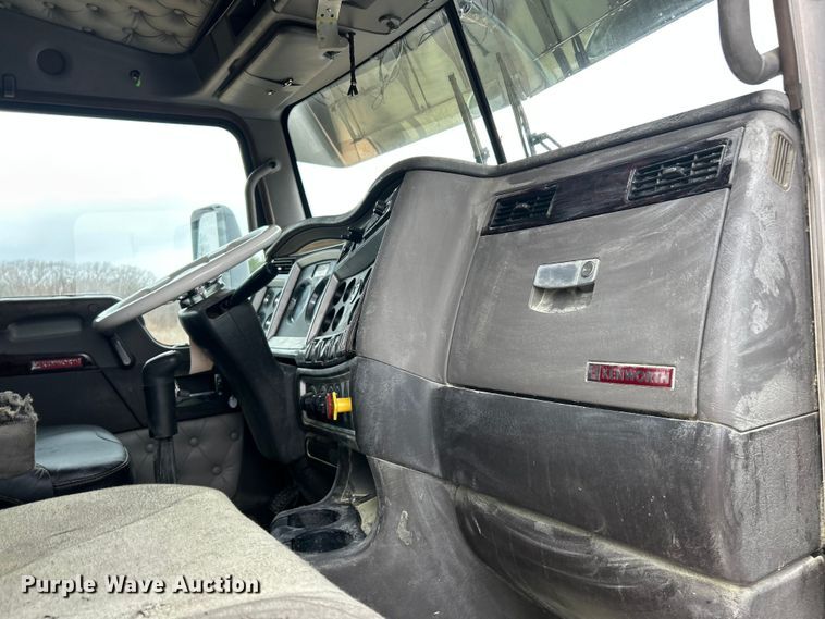 image for item FC5040 2013 Kenworth T660 semi truck
