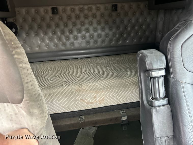 image for item FC5040 2013 Kenworth T660 semi truck