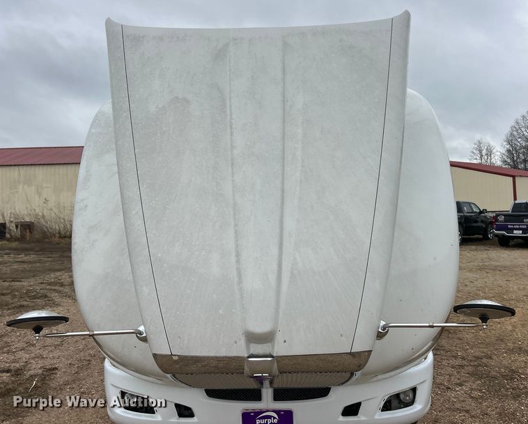 image for item FC5040 2013 Kenworth T660 semi truck