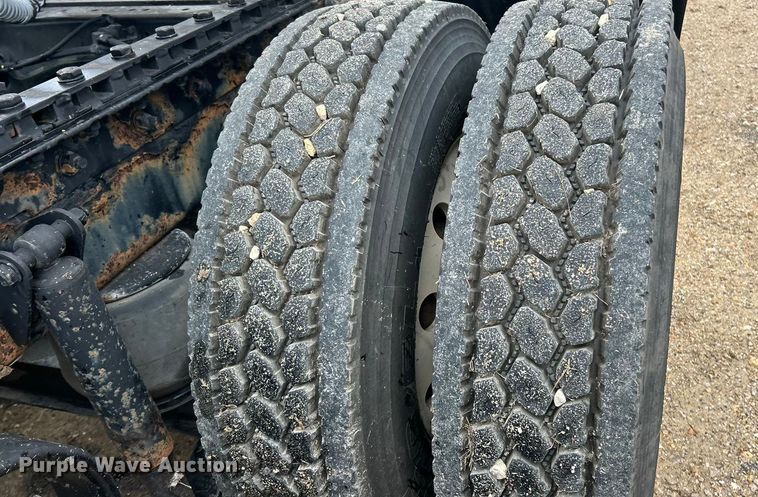 image for item FC5040 2013 Kenworth T660 semi truck