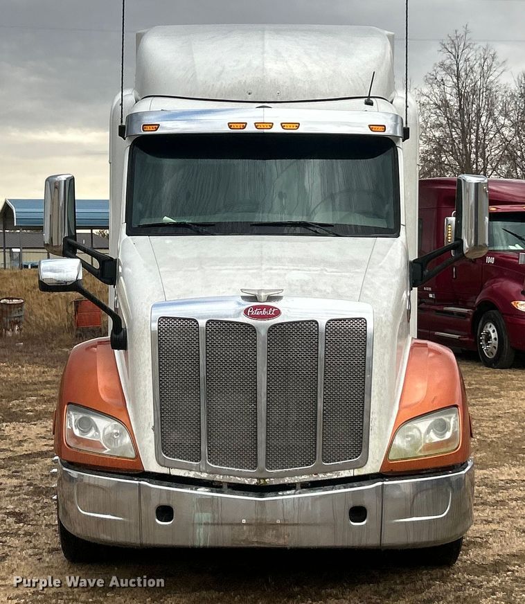 image for item FC5043 2016 Peterbilt 579 semi truck