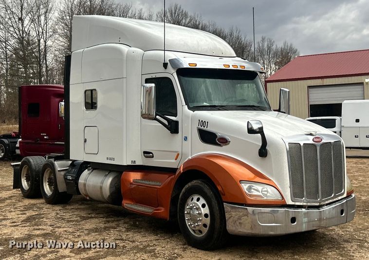 image for item FC5043 2016 Peterbilt 579 semi truck
