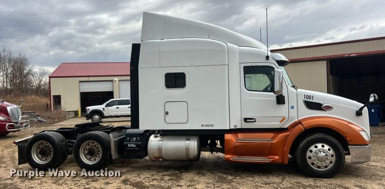 image for item FC5043 2016 Peterbilt 579 semi truck