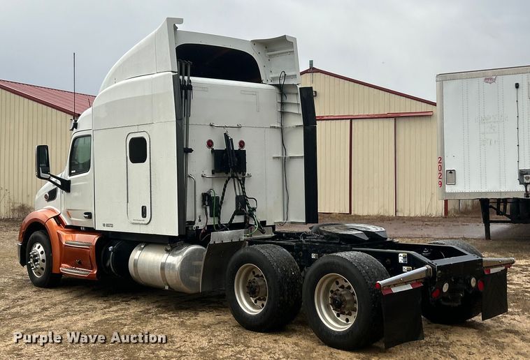 image for item FC5043 2016 Peterbilt 579 semi truck