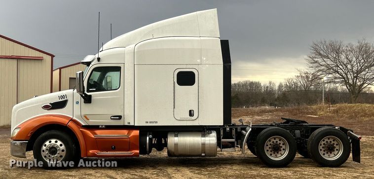 image for item FC5043 2016 Peterbilt 579 semi truck