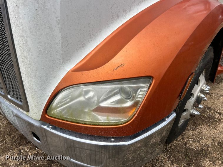 image for item FC5043 2016 Peterbilt 579 semi truck