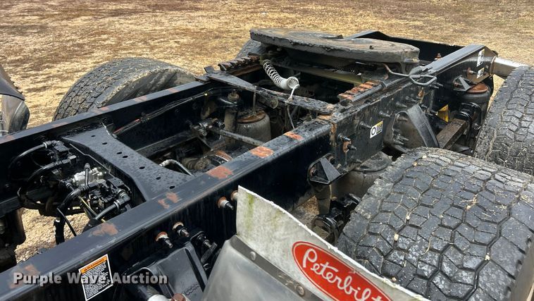 image for item FC5043 2016 Peterbilt 579 semi truck