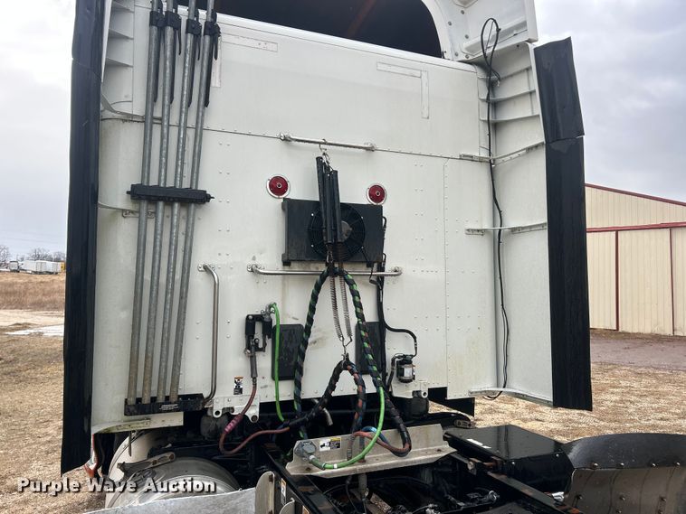 image for item FC5043 2016 Peterbilt 579 semi truck