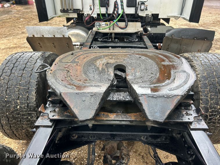 image for item FC5043 2016 Peterbilt 579 semi truck