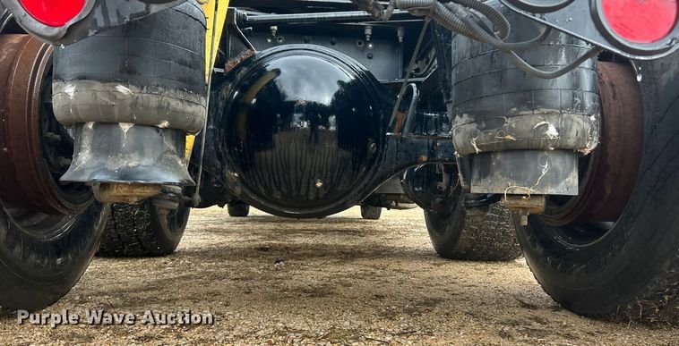 image for item FC5043 2016 Peterbilt 579 semi truck