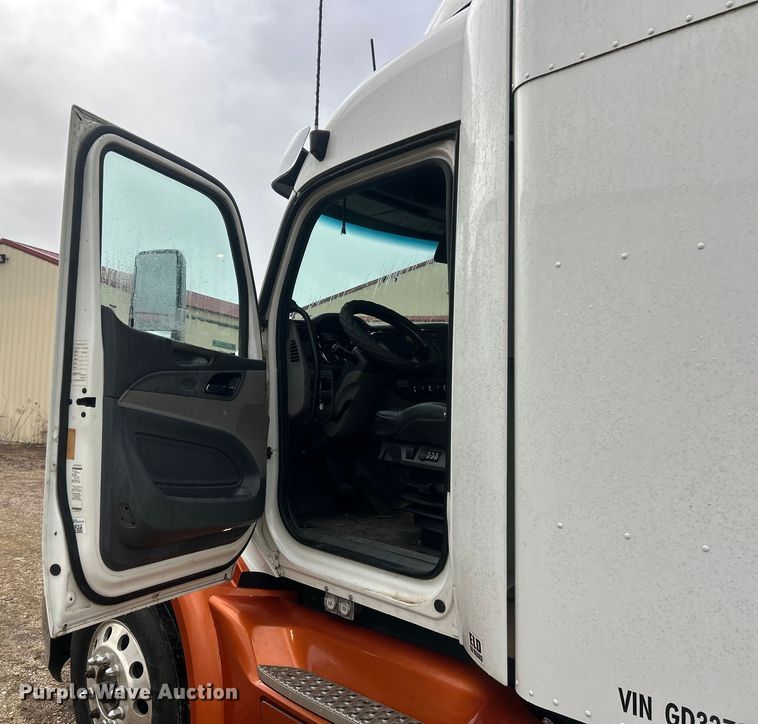 image for item FC5043 2016 Peterbilt 579 semi truck