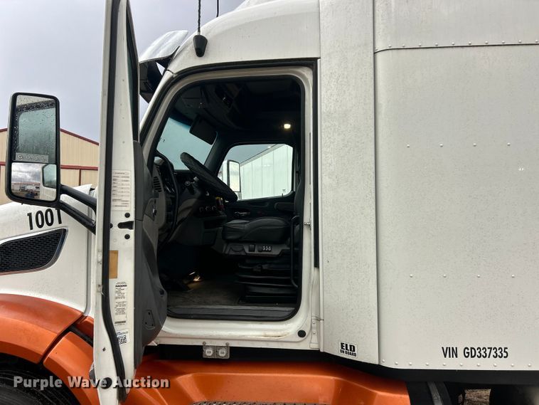 image for item FC5043 2016 Peterbilt 579 semi truck