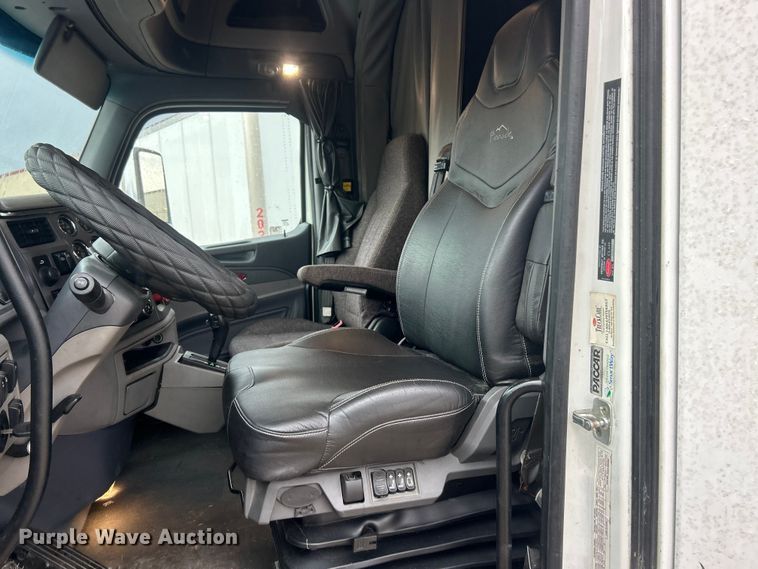 image for item FC5043 2016 Peterbilt 579 semi truck