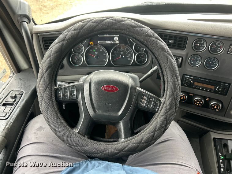 image for item FC5043 2016 Peterbilt 579 semi truck