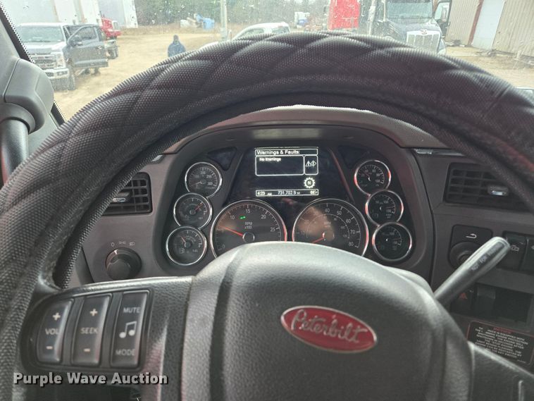 image for item FC5043 2016 Peterbilt 579 semi truck