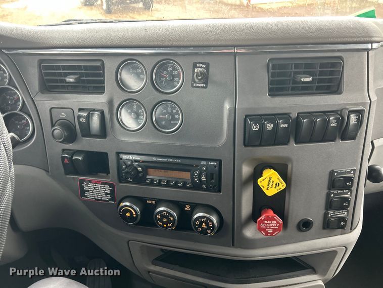 image for item FC5043 2016 Peterbilt 579 semi truck