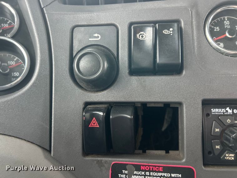 image for item FC5043 2016 Peterbilt 579 semi truck