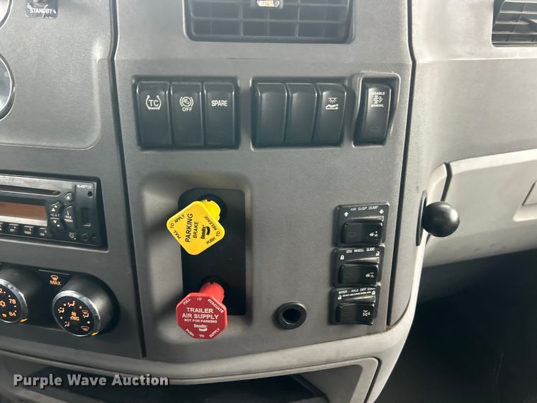 image for item FC5043 2016 Peterbilt 579 semi truck