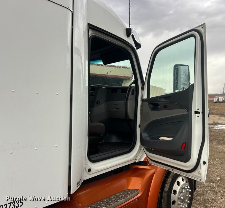 image for item FC5043 2016 Peterbilt 579 semi truck