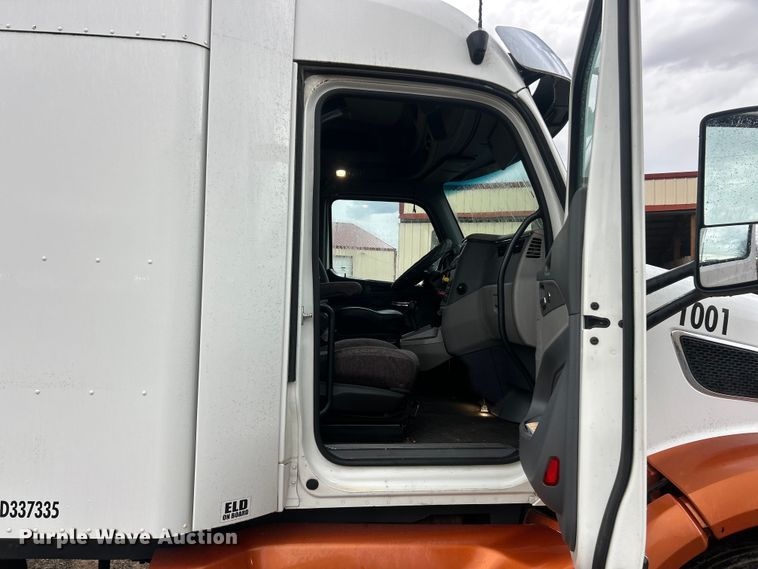 image for item FC5043 2016 Peterbilt 579 semi truck