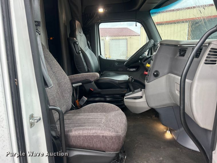 image for item FC5043 2016 Peterbilt 579 semi truck