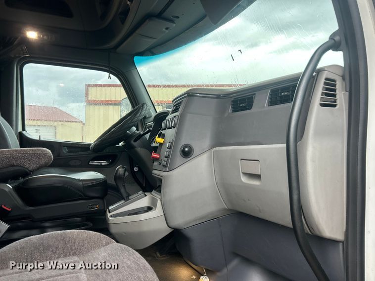 image for item FC5043 2016 Peterbilt 579 semi truck