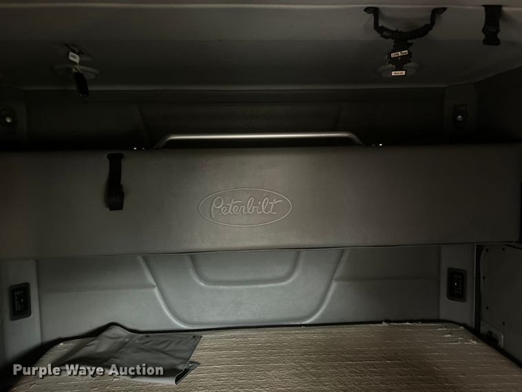 image for item FC5043 2016 Peterbilt 579 semi truck