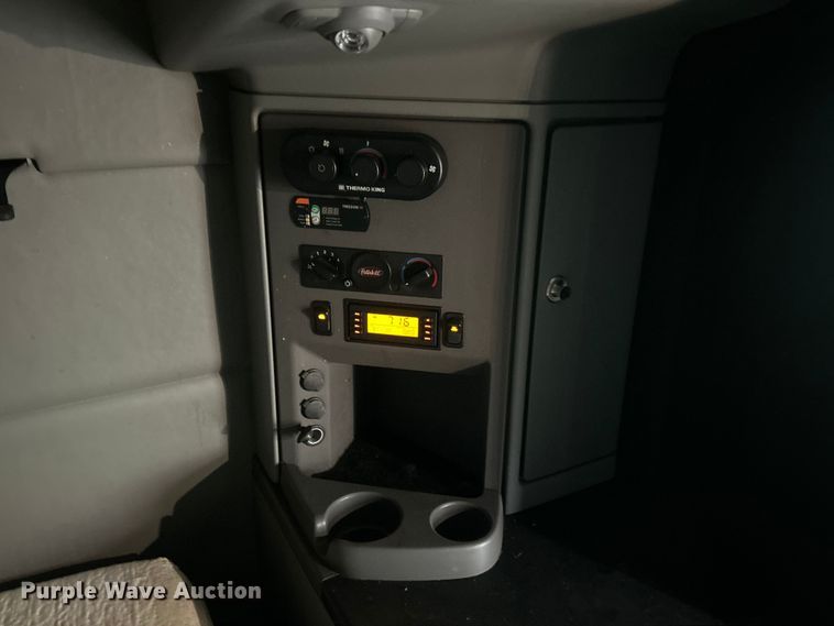 image for item FC5043 2016 Peterbilt 579 semi truck