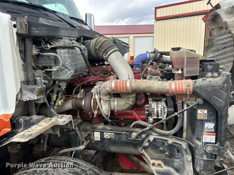 image for item FC5043 2016 Peterbilt 579 semi truck