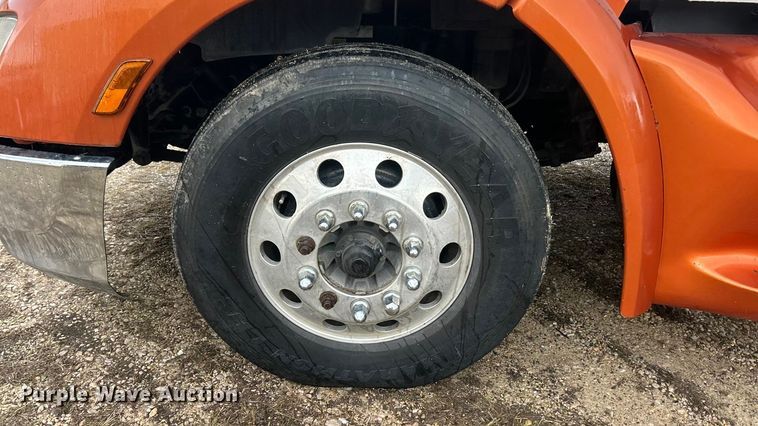 image for item FC5043 2016 Peterbilt 579 semi truck