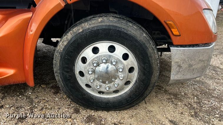 image for item FC5043 2016 Peterbilt 579 semi truck