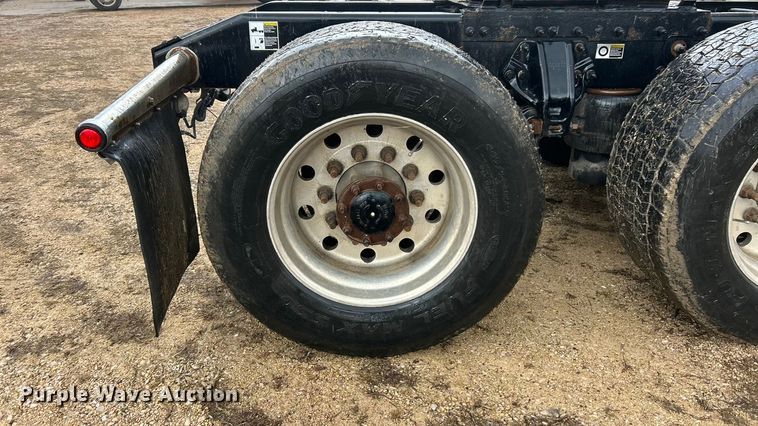 image for item FC5043 2016 Peterbilt 579 semi truck