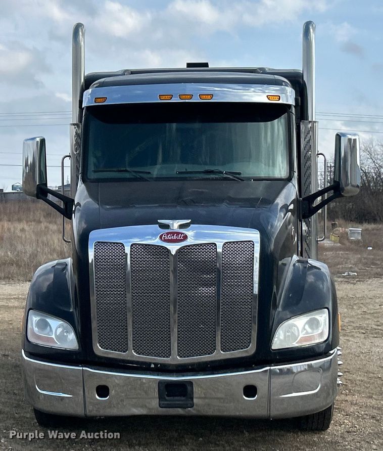 image for item FC5045 2015 Peterbilt 579 semi truck